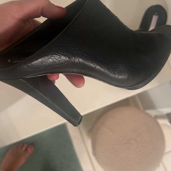 BCBG Max Azria leather 4inch open toe mules.size 8.5 - Picture 5 of 5